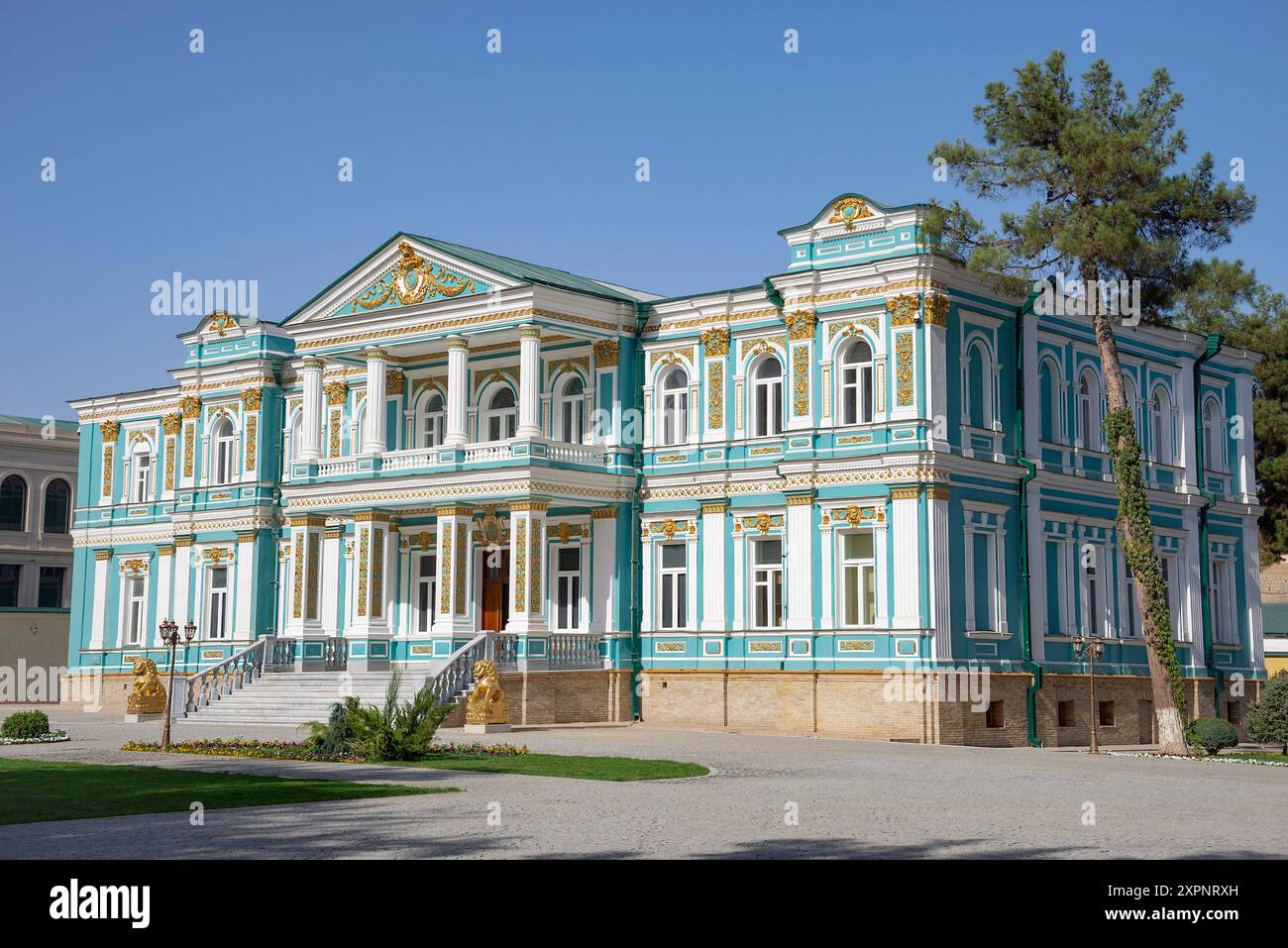 SAMARCANDA, UZBEKISTAN - 14 SETTEMBRE 2022: L'edificio storico dell'ex Banca russo-cinese (1899). Samarcanda, Uzbekistan Foto Stock