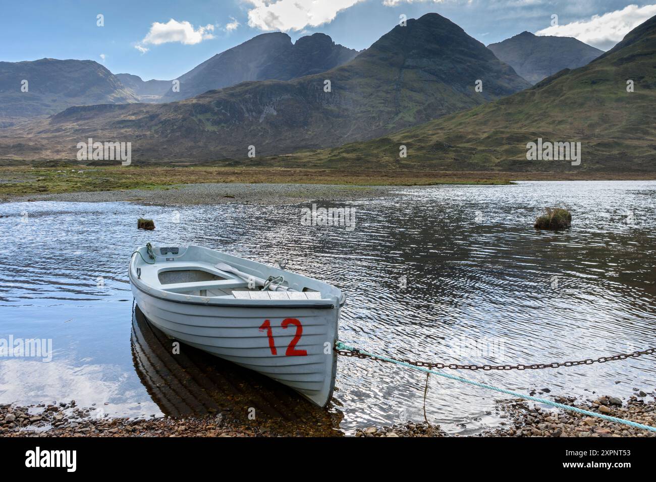 Le vette di Bla Bheinn (Blaven), Clach Glas e Sgurr nan, ciascuna proveniente dal fiume Abhainn an t-Sratha Mhòir, vicino a Torrin, Isola di Skye, Scozia, Regno Unito Foto Stock