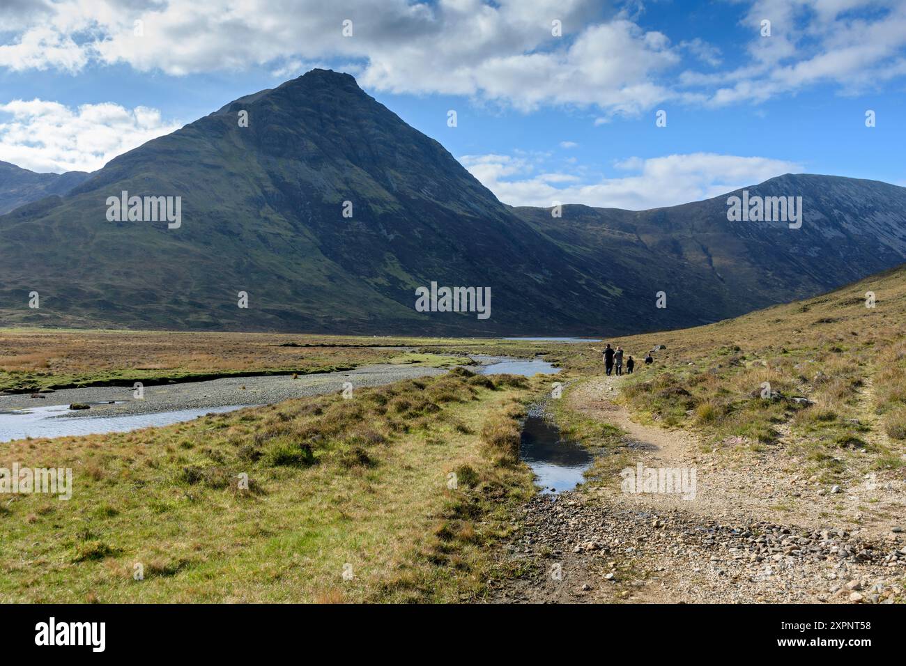 Le vette del Belig e del Glas-Bheinn Mhòr dal fiume Abhainn an t-Sratha Mhòir, vicino a Torrin, Isola di Skye, Scozia, Regno Unito Foto Stock