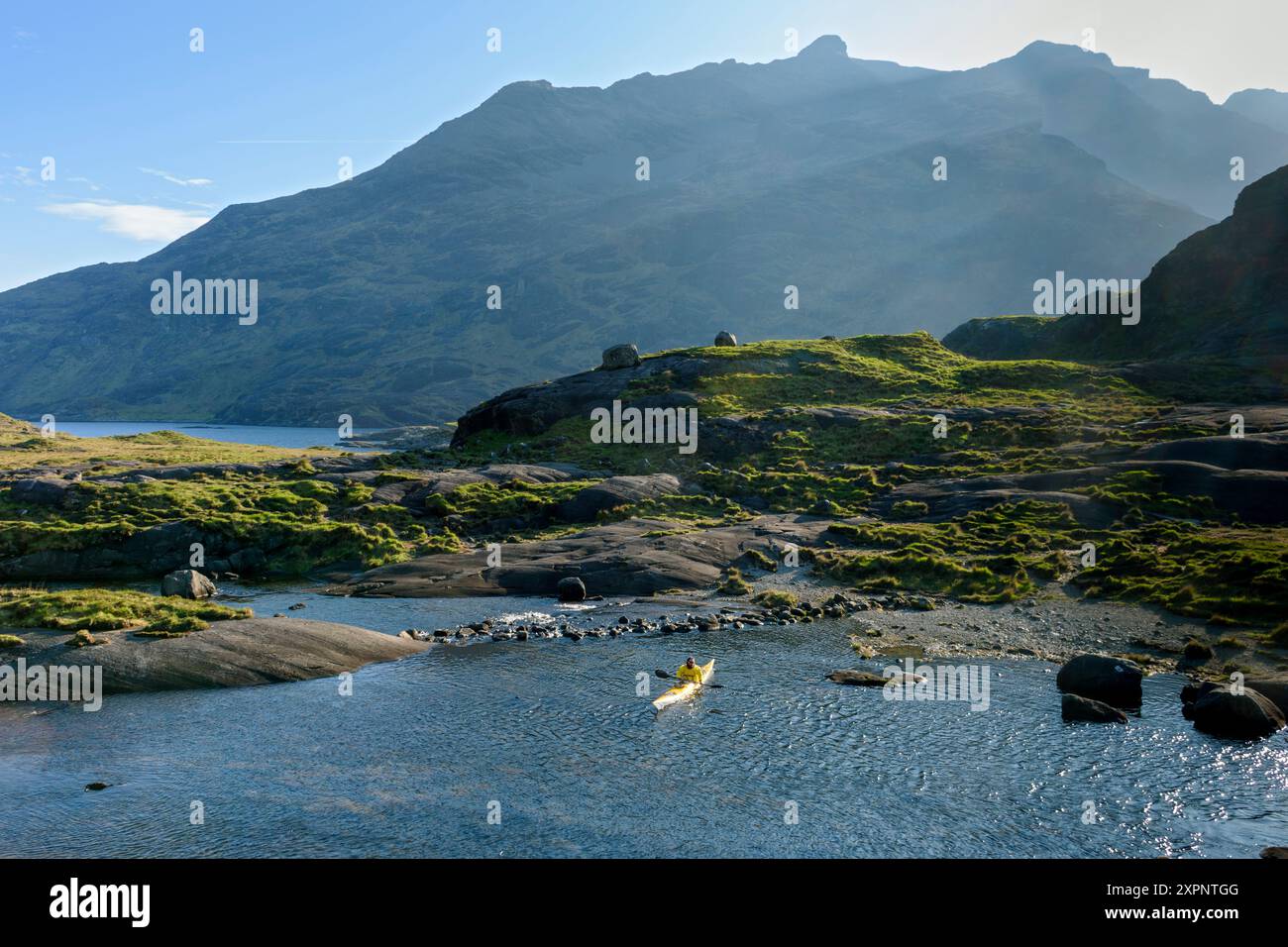 Un kayak sul Loch Coruisk vicino ai trampolini sul fiume Scavaig. Sulle montagne di Cuillin, Isola di Skye, Scozia, Regno Unito. Foto Stock