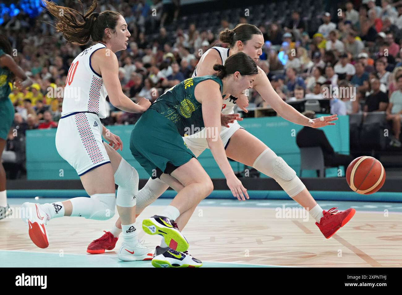 Parigi, Francia. 7 agosto 2024. Jade Melbourne (2) dell'Australia si sposta per recuperare la palla contro Aleksandra Katanbic (30) della Serbia e Angela Dugalic (32) della Serbia ai quarti di finale di pallacanestro femminile Australia contro Serbia durante i Giochi Olimpici di Parigi 2024 alla Bercey Arena di Parigi, Francia, mercoledì 7 agosto 2024. Foto di Richard Ellis/UPI credito: UPI/Alamy Live News Foto Stock