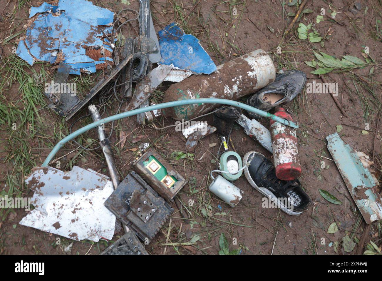 Nuwakot. 7 agosto 2024. Questa foto scattata il 7 agosto 2024 mostra i detriti di un elicottero schiantato nel distretto di Nuwakot, nella provincia di Bagmati in Nepal. Quattro passeggeri cinesi e il pilota sono rimasti uccisi quando un elicottero si è schiantato nel distretto di Nuwakot, nella provincia di Bagmati in Nepal, mercoledì pomeriggio. Crediti: Sulav Shrestha/Xinhua/Alamy Live News Foto Stock