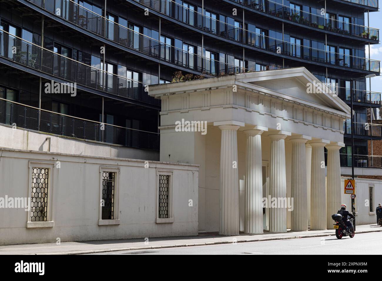 Londra - 06 10 2022: Dettagli in stile dorico della facciata dell'hotel Native Waterloo in Stamford St Foto Stock