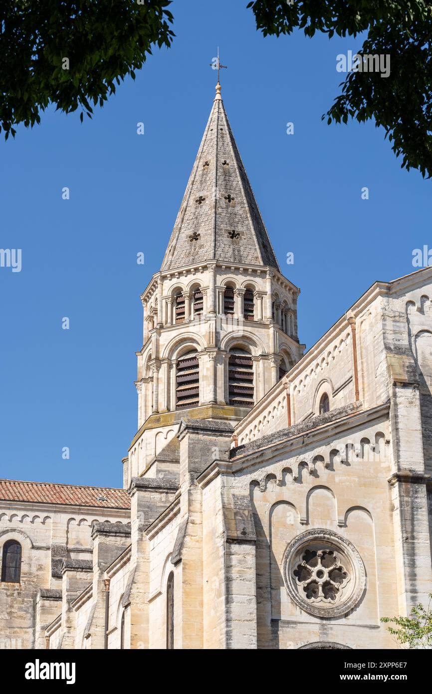 Vista verticale del campanile dell'antica chiesa di San Paolo, Nîmes, Gard, Francia Foto Stock