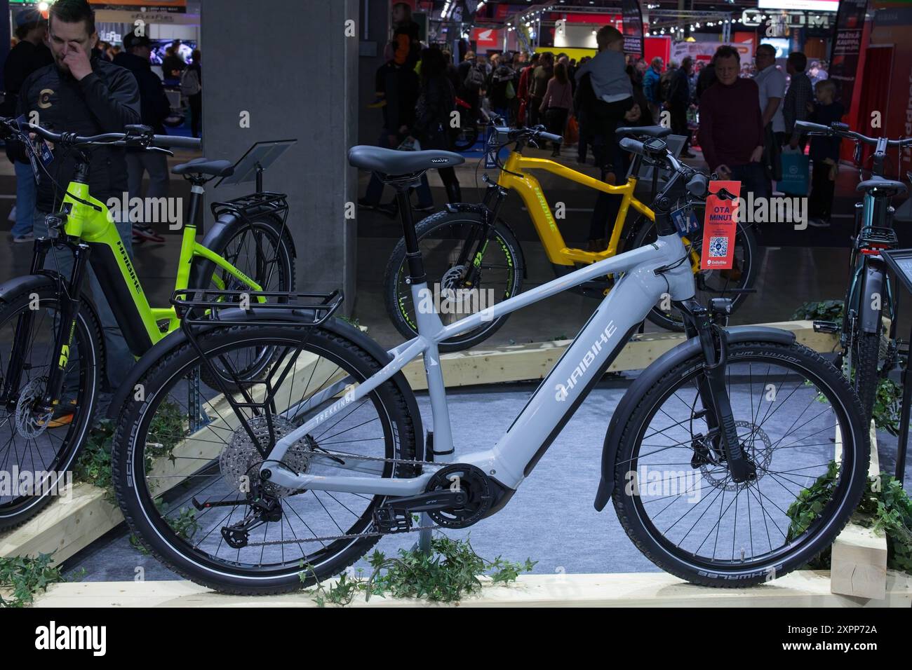 Pasila, Helsinki, Finlandia – 3 febbraio 2024: Bici elettrica Haibike Trekking 7 in mostra alla fiera motociclistica MP 24 a Messukeskus Helsinki. Foto Stock