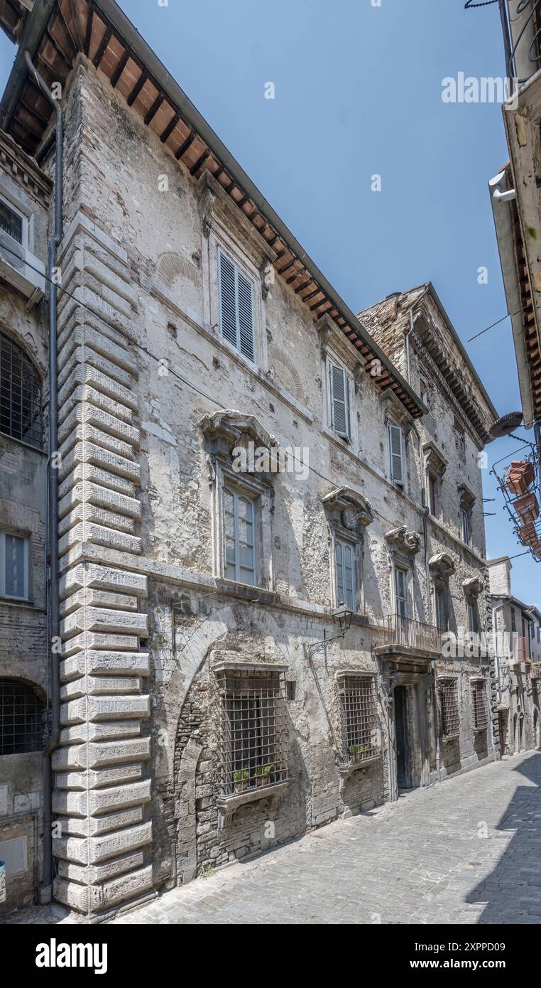 Paesaggio urbano con la facciata monumentale di un edificio storico nella cittadina collinare, girato con la luce estiva a Narni, Umbria, Italia Foto Stock