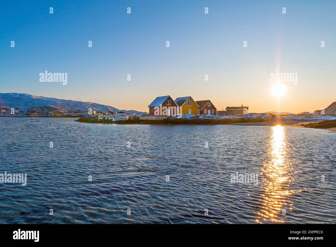 Tradizionali cabine norvegesi in legno rosso e giallo con terreno sul tetto. Tromso, Norvegia Foto Stock