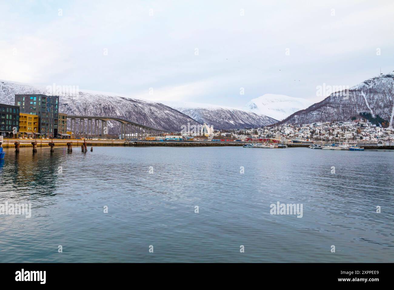 Vista sul porto turistico e sul porto di Tromso, Norvegia settentrionale. Tromso è considerata la città più settentrionale del mondo con una popolazione superiore ai 50.000 abitanti Foto Stock