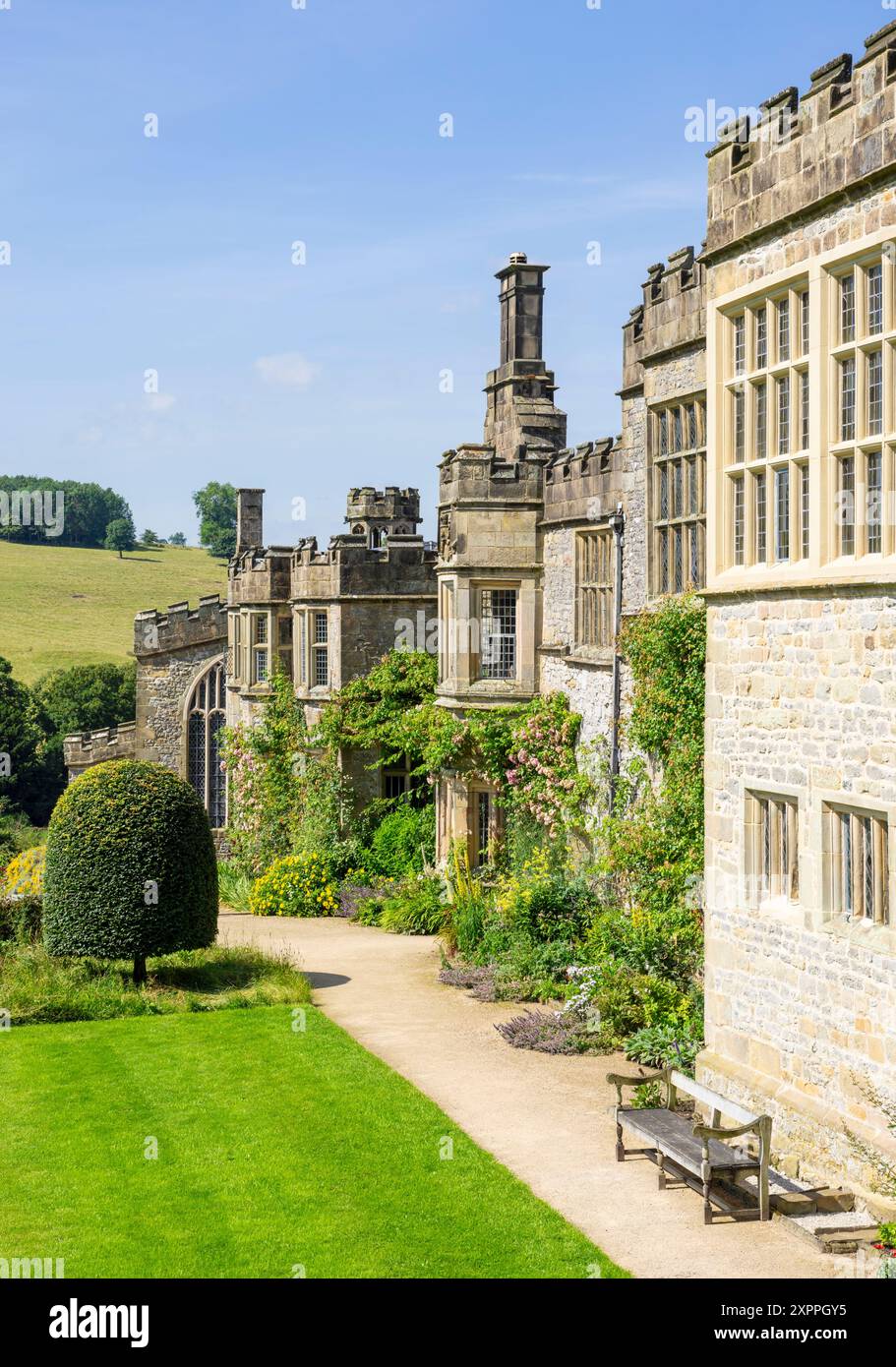 Haddon Hall Derbyshire - Haddon Hall Gardens topiary e prato con le pareti merlate di Haddon Hall vicino a Bakewell Derbyshire Inghilterra Regno Unito GB Europa Foto Stock