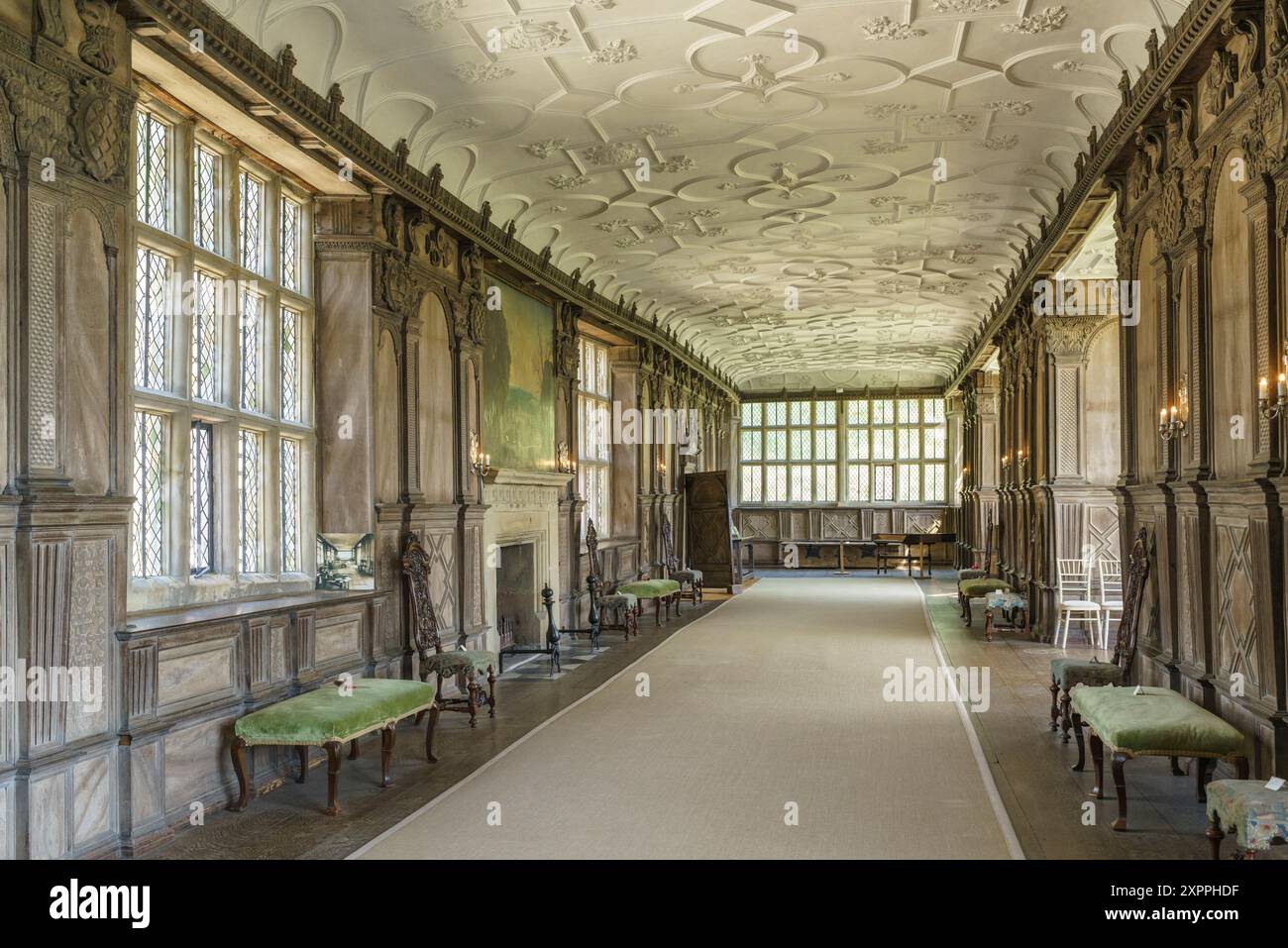 Haddon Hall Derbyshire - Haddon Hall Long Gallery di Robert Smythson a Haddon Hall Bakewell Derbyshire Peak District National Park Inghilterra Regno Unito GB Foto Stock