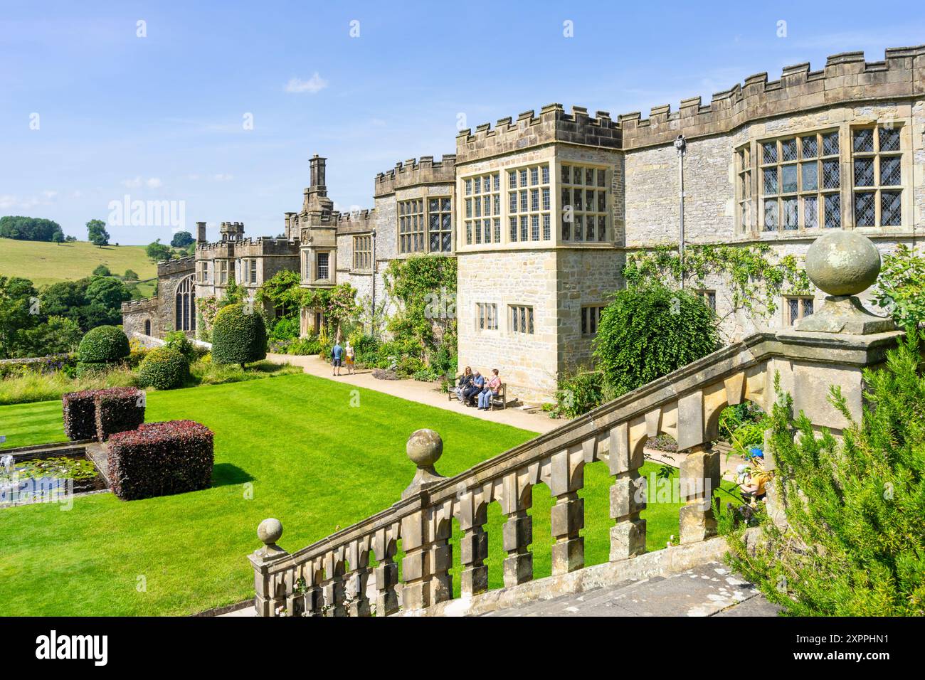 Haddon Hall Derbyshire - gradini dei giardini di Haddon Hall e vista posteriore della casa padronale vicino a Bakewell Derbyshire Peak District National Park Inghilterra Regno Unito GB Foto Stock