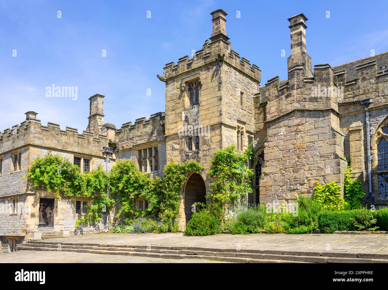 Haddon Hall Derbyshire - il cortile inferiore di Haddon Hall, una residenza medievale vicino a Bakewell Derbyshire Peak District Inghilterra Regno Unito Europa Foto Stock