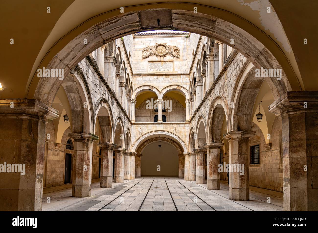 Atrio del Palazzo Sponza a Dubrovnik, Croazia, Europa Foto Stock
