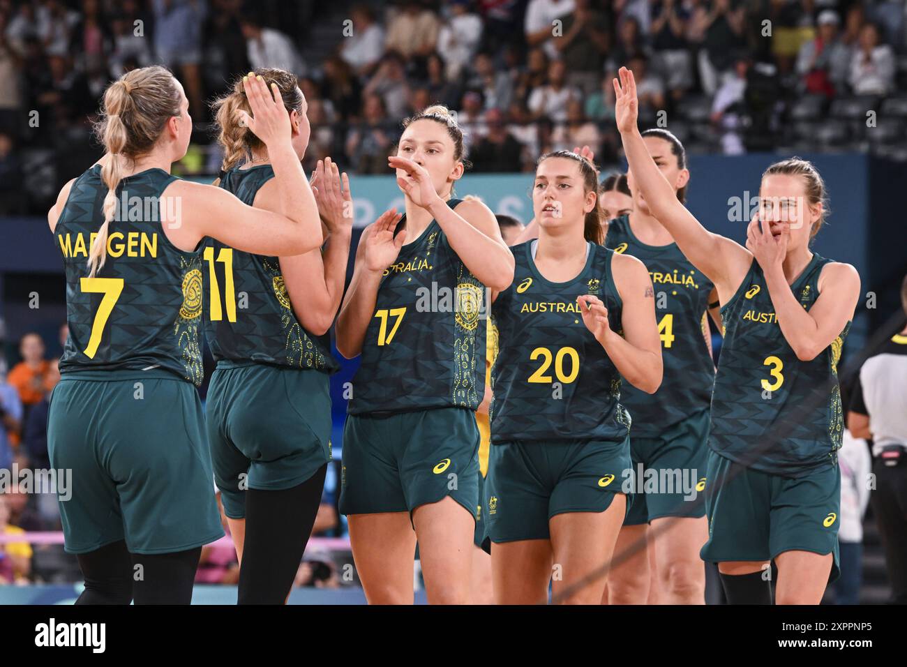 Celebrazione dell'Australia, Basket, Women&#39;s Quarterfinal tra Serbia e Australia durante i Giochi Olimpici di Parigi 2024 il 7 agosto 2024 alla Bercy Arena di Parigi, Francia Foto Stock