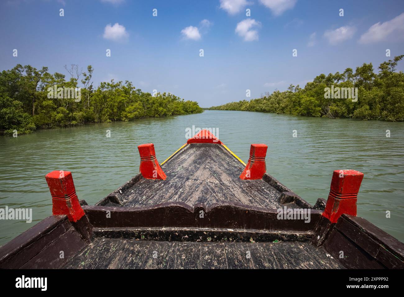 Pranza su una barca locale durante un'escursione attraverso i canali nell'area delle mangrovie di Sundarbans, vicino a Pakhiralay, vicino a Gosaba, Sud 24 Parganas District, Ovest Foto Stock