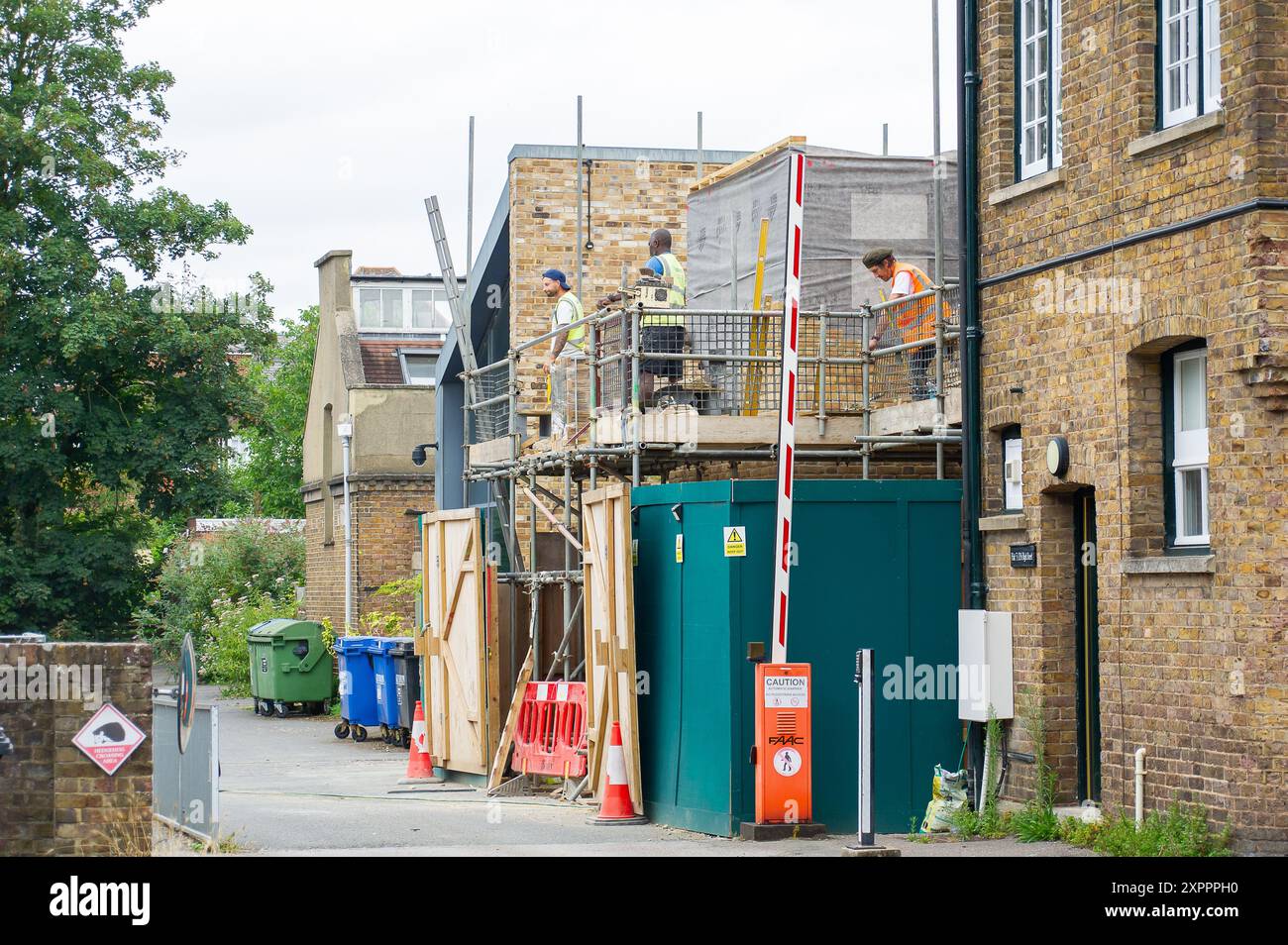 Eton, Regno Unito. 5 agosto 2024. Costruttore che lavora alla costruzione di proprietà al largo di Eton High Street a Eton, Windsor, Berkshire. Il Cancelliere Rachel Reeves ha confermato il piano laburista di costruire 1,5 milioni di case in Inghilterra nel corso di questo parlamento, ma ha riferito che non è stato un "via libera” per qualsiasi tipo di sviluppo abitativo. Crediti: Maureen McLean/Alamy Foto Stock