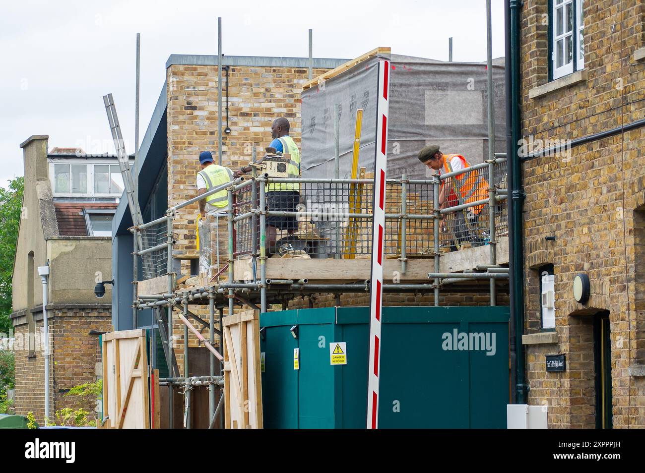 Eton, Regno Unito. 5 agosto 2024. Costruttore che lavora alla costruzione di proprietà al largo di Eton High Street a Eton, Windsor, Berkshire. Il Cancelliere Rachel Reeves ha confermato il piano laburista di costruire 1,5 milioni di case in Inghilterra nel corso di questo parlamento, ma ha riferito che non è stato un "via libera” per qualsiasi tipo di sviluppo abitativo. Crediti: Maureen McLean/Alamy Foto Stock