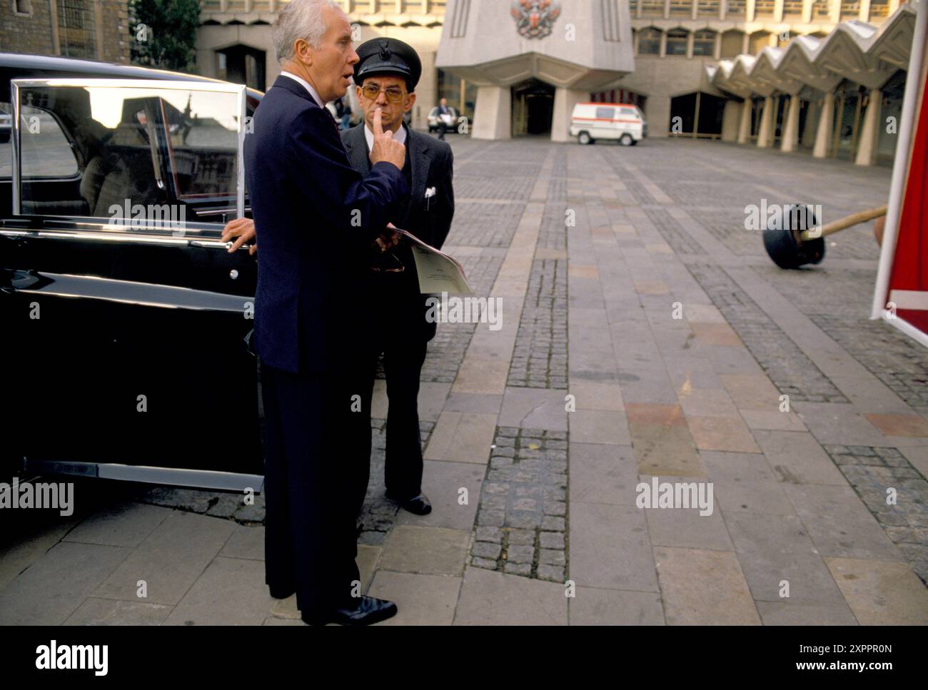 La City di Londra, James Anthony Lemkin, C.B.E. l'alto sceriffo di Londra con il suo autista alla Guildhall. Londra, Inghilterra 1990. 1990 UK HOMER SYKES Foto Stock