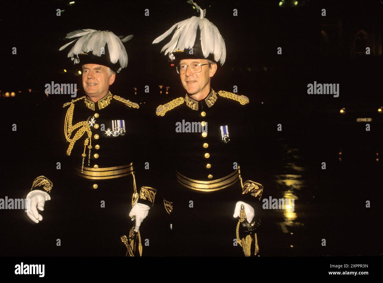 City of London anni '1990 Regno Unito. Dignitari piumati arrivano a una Guildhall per il banchetto e il ricevimento dei Lord Mayors. Inghilterra 1990 HOMER SYKES. Foto Stock