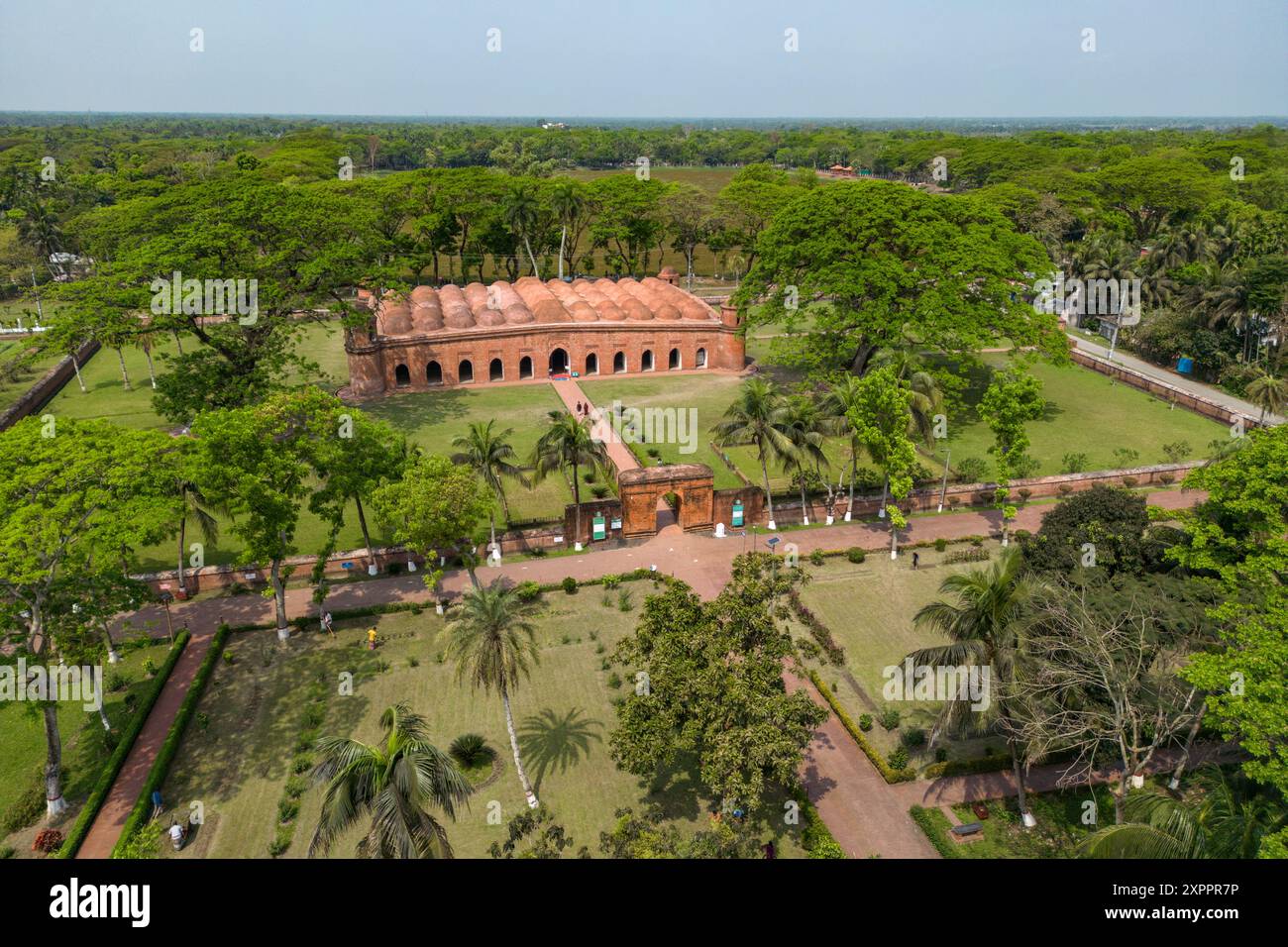 Vista aerea della Moschea Sixty Dome e del parco, Bagerhat, Bagerhat District, Bangladesh, Asia Foto Stock