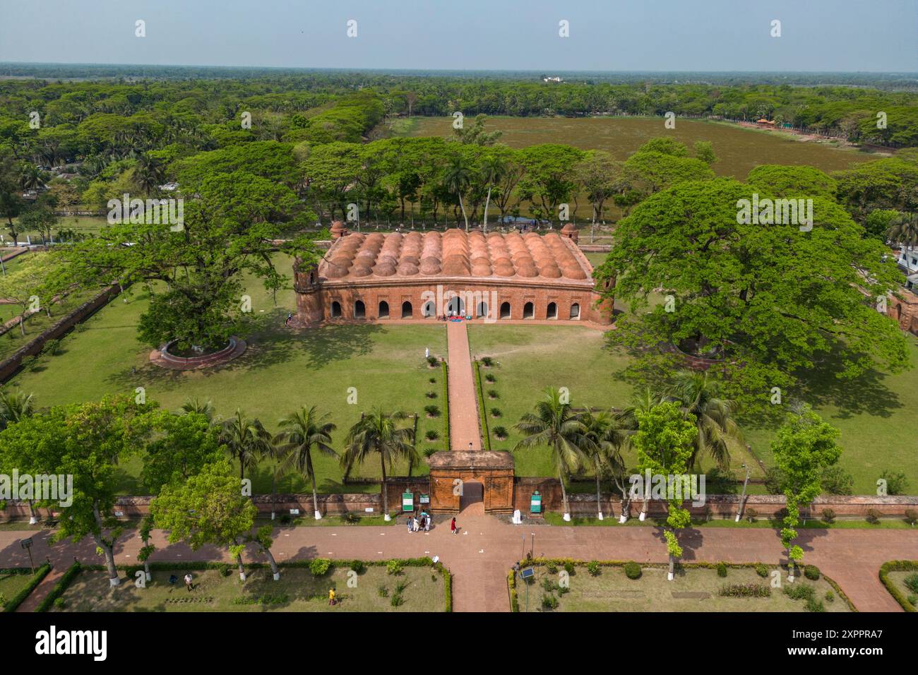 Vista aerea della Moschea Sixty Dome e del parco, Bagerhat, Bagerhat District, Bangladesh, Asia Foto Stock