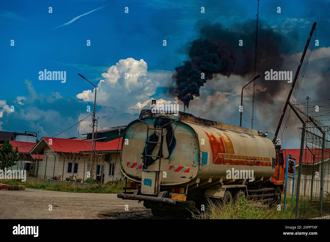 Attività di piantagione di olio di palma a sei Lepan, Langkat, Sumatra settentrionale, Indonesia il 6 agosto 2024. In base ai dati del WWF (World Wildlife Fund), i frantoi di palma producono 2,5 tonnellate metriche di rifiuti liquidi per ogni tonnellata metrica. Il rilascio diretto di questi rifiuti liquidi può causare inquinamento di acqua dolce, che colpisce la biodiversità e le comunità a valle. Sebbene le piantagioni di olio di palma non siano grandi utilizzatori di pesticidi e fertilizzanti, l'uso indiscriminato di questi materiali può inquinare le fonti di acque superficiali e sotterranee. Foto di Sutanta Aditya/ABACAPRESS. COM Foto Stock