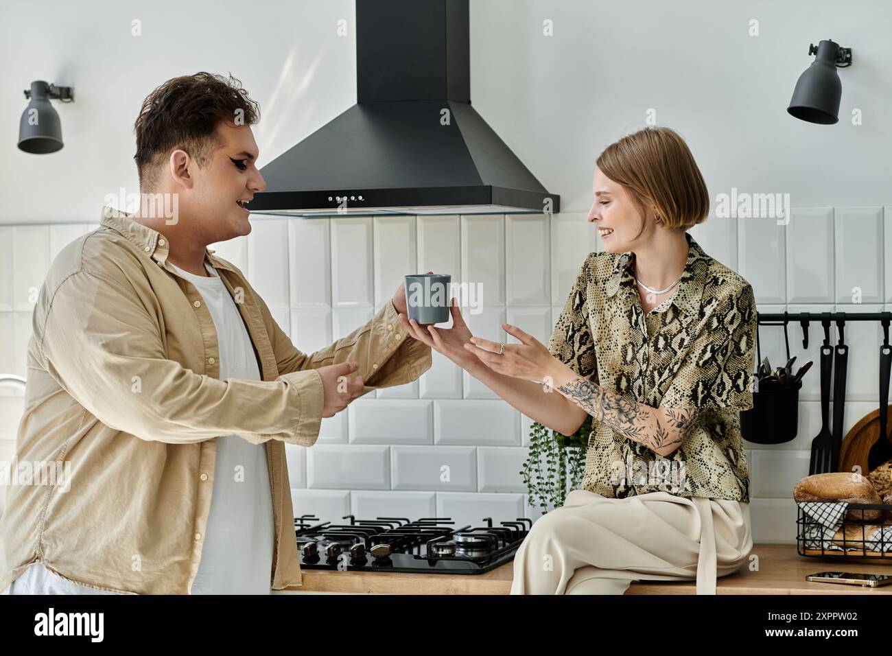 Festeggia l'amicizia e lo stile in un'accogliente atmosfera familiare. Foto Stock