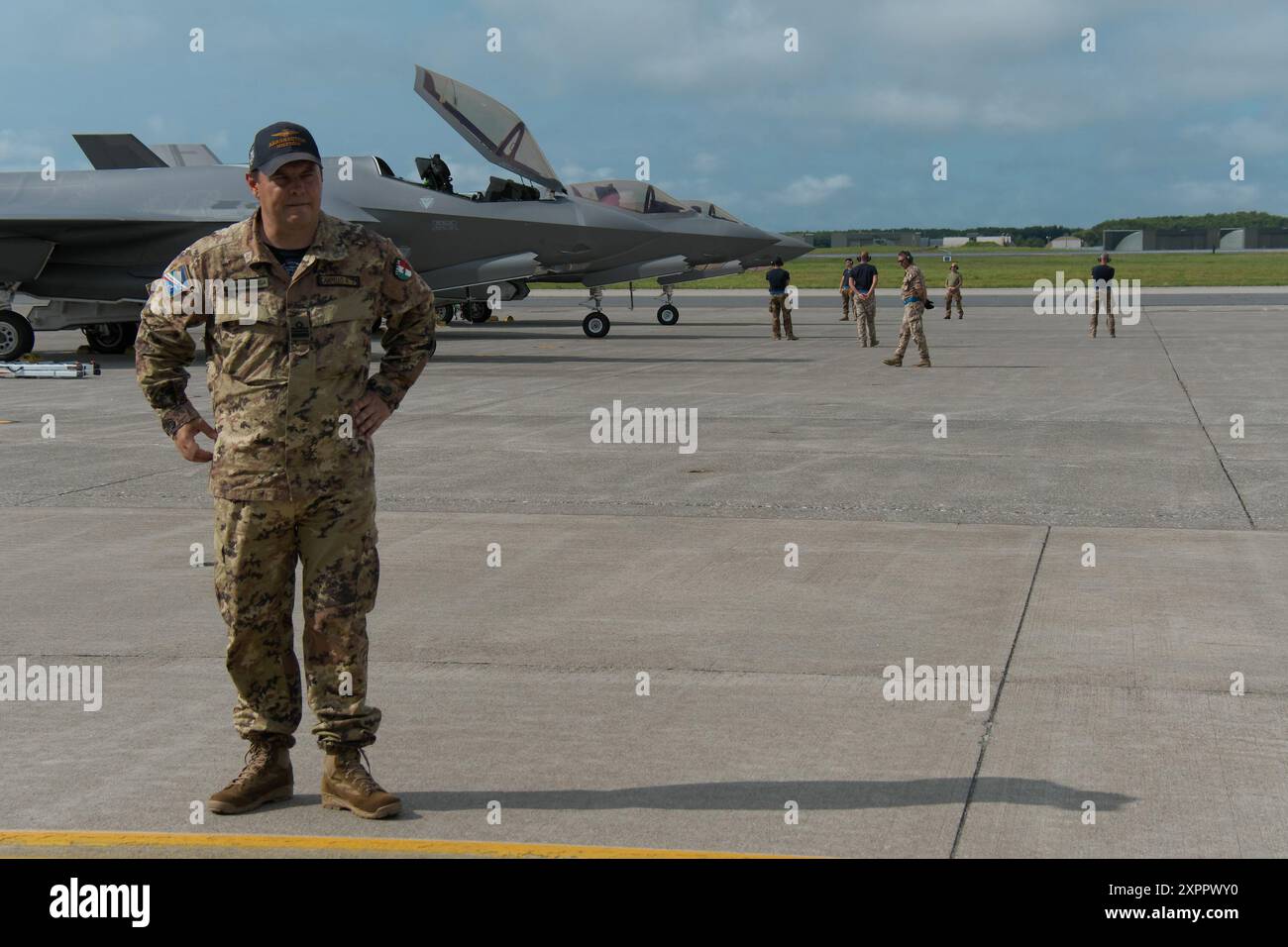 Misawa, Giappone. 7 agosto 2024. Membro dell'Aeronautica militare italiana è di guardia durante un'esercitazione congiunta con la Japan Air Self Defense Force "RISING SUN 24" presso la base aerea di Misawa nella prefettura di Aomori, in Giappone, mercoledì 7 agosto. 2024. Foto di Keizo Mori/UPI credito: UPI/Alamy Live News Foto Stock