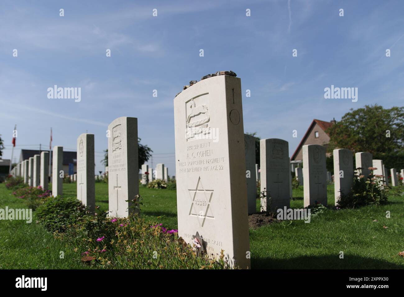 Lapide ebraica nel cimitero Essex Farm che è un terreno di sepoltura della Commonwealth War Graves Commission della prima guerra mondiale all'interno del John McCrae Memorial Site vicino Ypres, Belgio Foto Stock