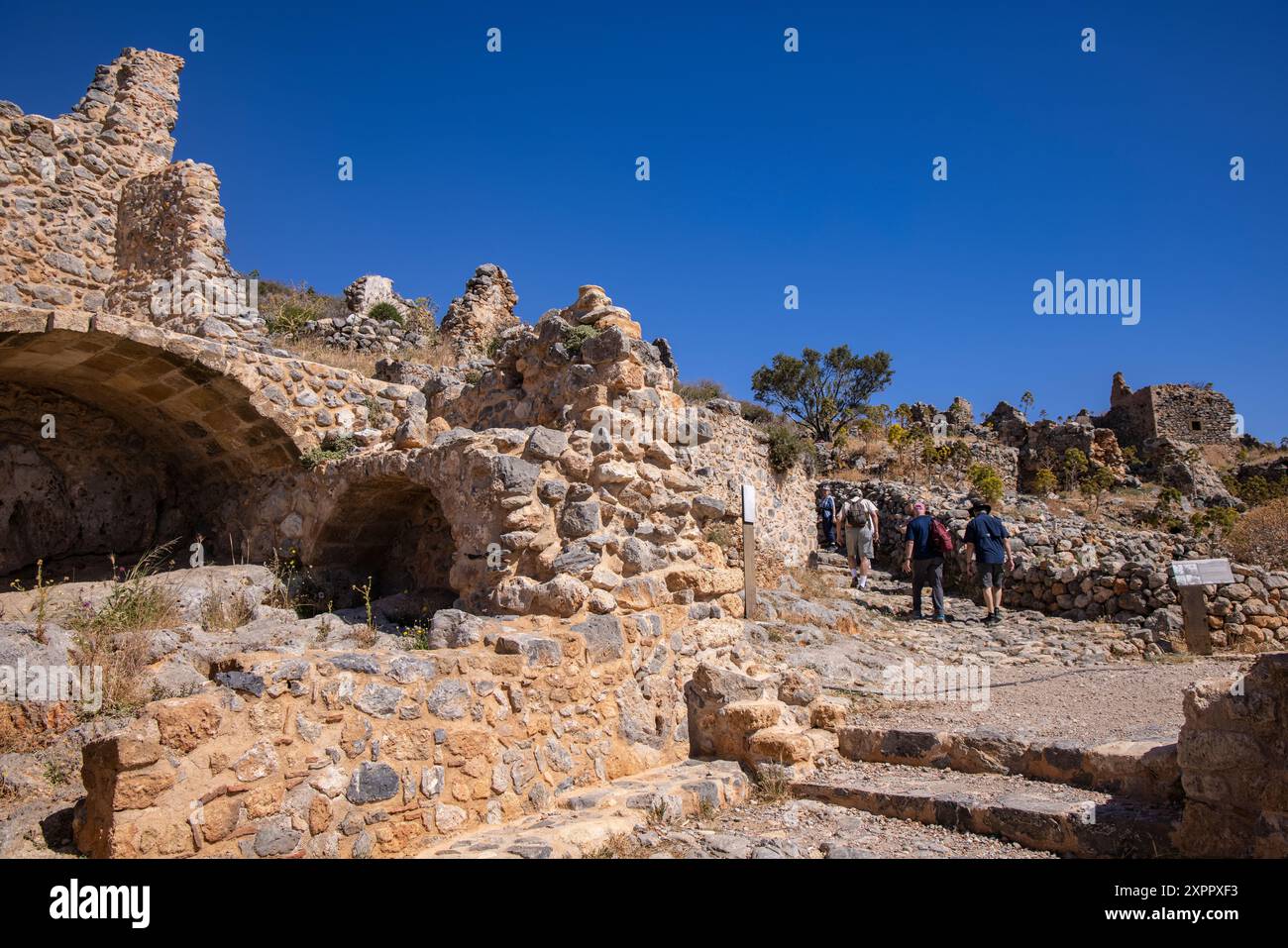 Persone che salgono le scale per la città alta, Monemvasia, Peloponneso, Grecia, Europa Foto Stock