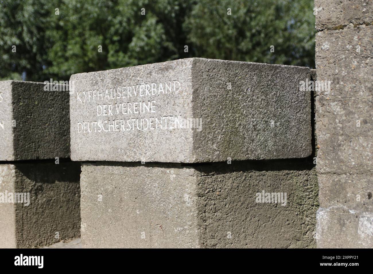 Il cimitero di guerra tedesco di Langemark (precedentemente scritto "Langemarck") si trova vicino al villaggio di Langemark, parte del comune di Langemark-Poelkapelle, nella provincia belga delle Fiandre occidentali. Più di 44.000 soldati sono sepolti qui. Foto Stock