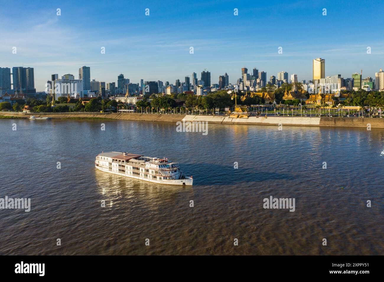 Vista aerea della nave da crociera sul fiume Jahan (linea Heritage) sul fiume Mekong con il Palazzo reale e lo skyline della città, Phnom Penh, Phnom Penh, Cambogia, Asia Foto Stock