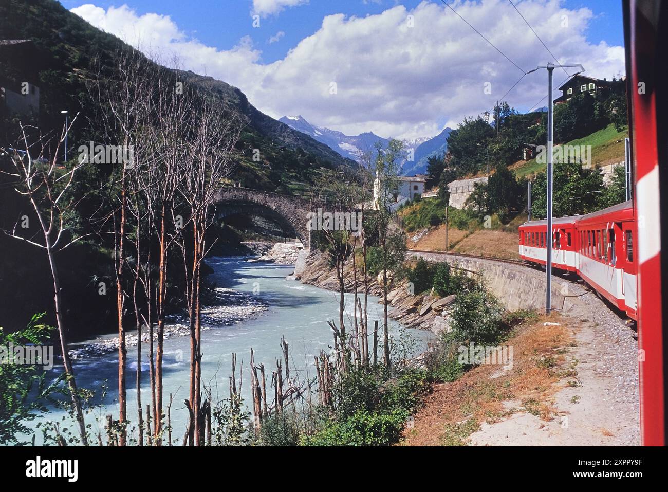 La ferrovia Glacier Express passa per Ritibrücke sopra la Mattervispa a Neubrück (Stalden), distretto di Visp nel Canton Vallese in Svizzera. Foto Stock