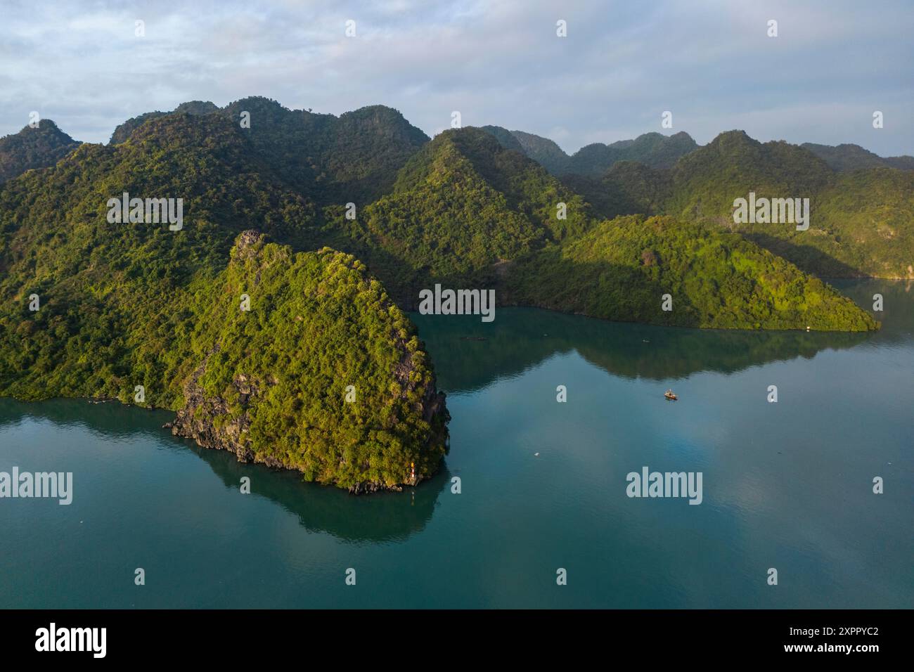 Vista aerea del Parco Nazionale di Cat Ba sull'isola di Cat Ba, LAN ha Bay, Haiphong, Vietnam, Asia Foto Stock