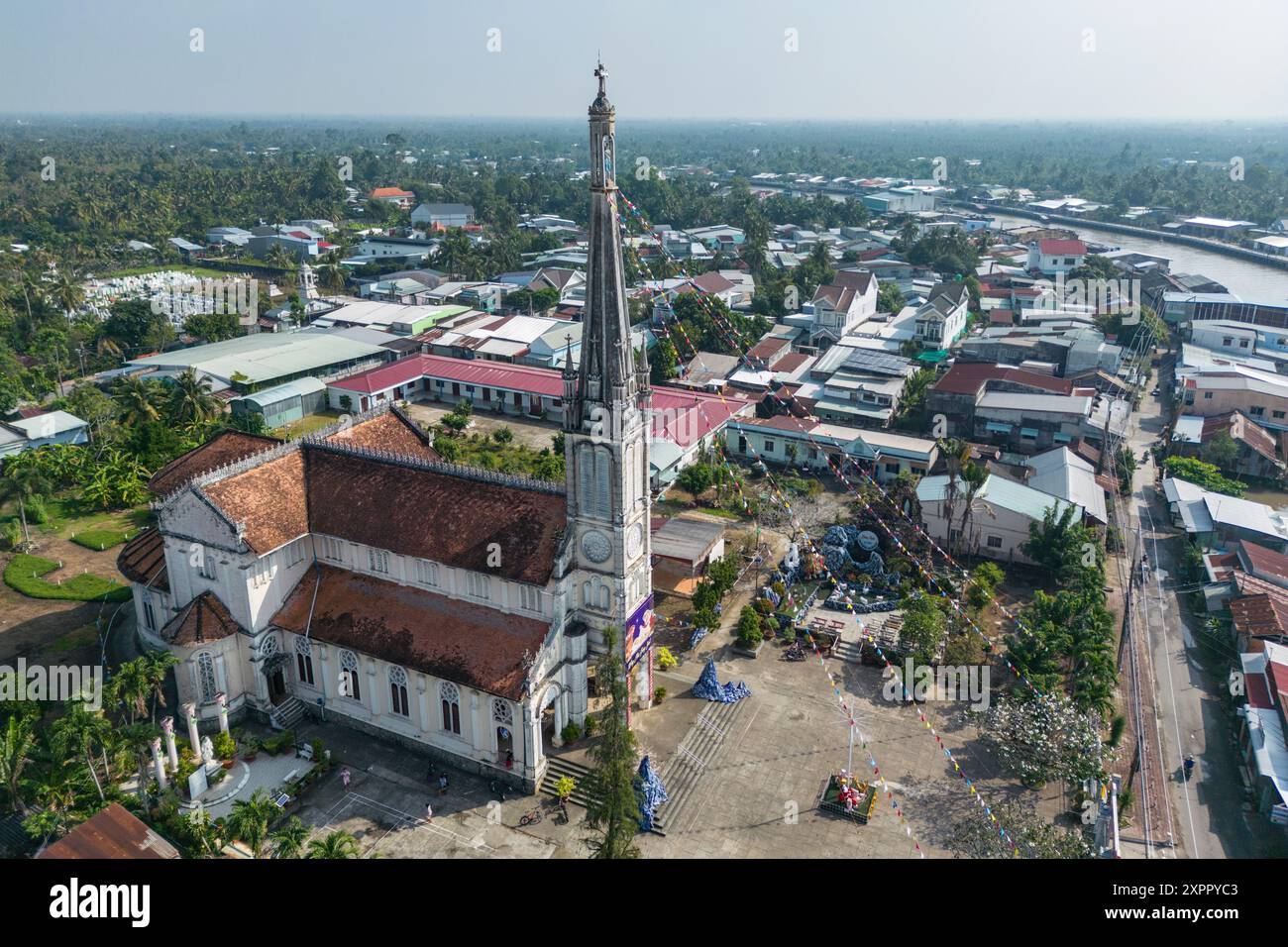 Vista aerea della chiesa cattolica con la città dietro, Cai Be, (Cai Be) Tiền Bè, (Tien Giang) Cái Giang, Vietnam, Asia Foto Stock