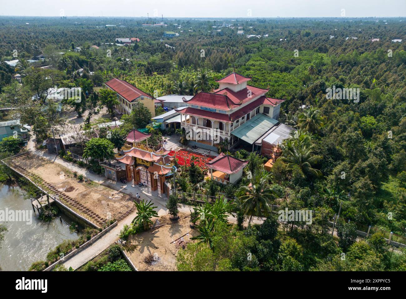 Vista aerea del tempio buddista Chua Tan Phuoc, Cai Lay (Cai Lậy), Tien Giang (Tiền Giang), Vietnam, Asia Foto Stock