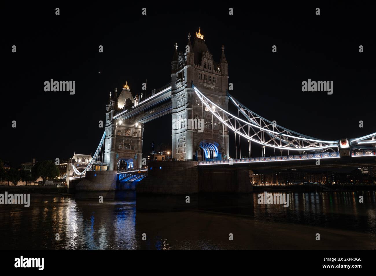 Tower Bridge at Night Time Londra, Inghilterra, agosto 2024 Tower Bridge è un ponte combinato di grado i, sospensione e, fino al 1960, a sbalzo Foto Stock