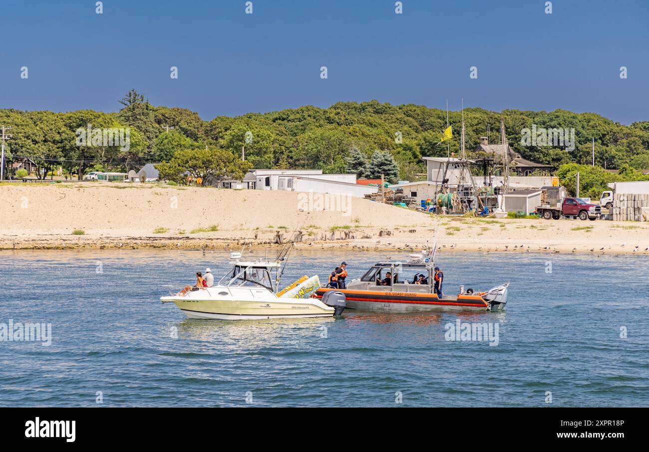 piccola barca della guardia costiera degli stati uniti che parla con una barca ricreativa a montauk, new york Foto Stock