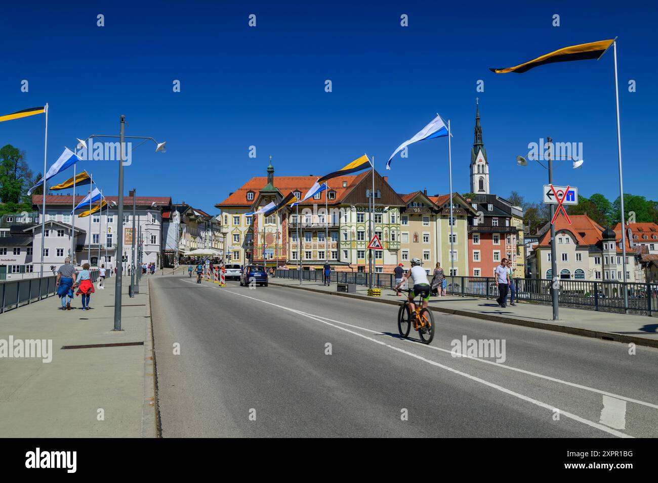 Vista della città vecchia di Bad Tölz, pista ciclabile del lago di Costanza-Königssee, Bad Tölz, alta Baviera, Baviera, Germania Foto Stock