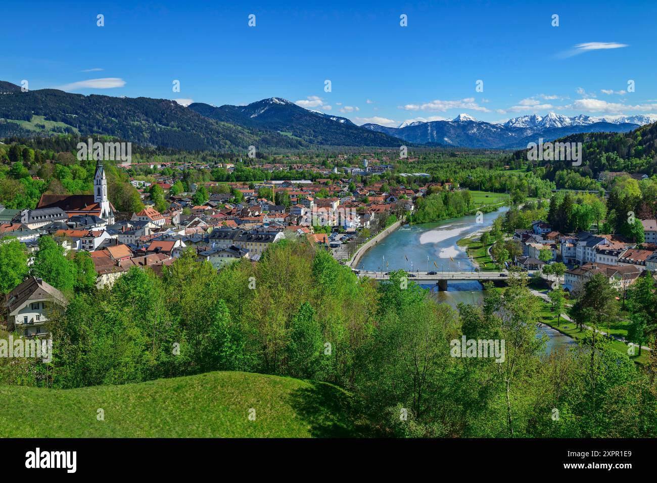 Veduta di Bad Tölz e della valle dell'Isar, della ciclabile del lago di Costanza-Königssee, Bad Tölz, alta Baviera, Baviera, Germania Foto Stock