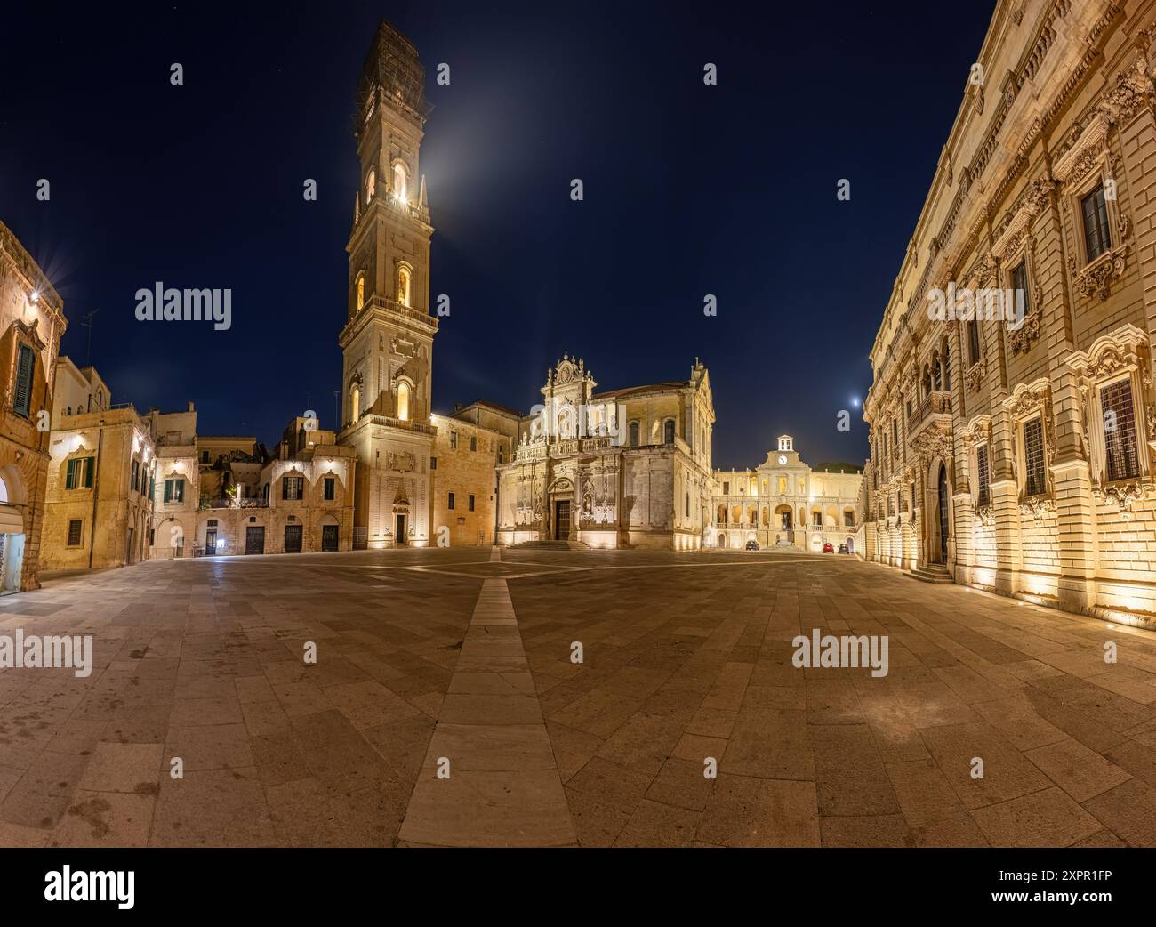 La bellissima Piazza del Duomo a Lecce, in Italia, di notte senza gente Foto Stock