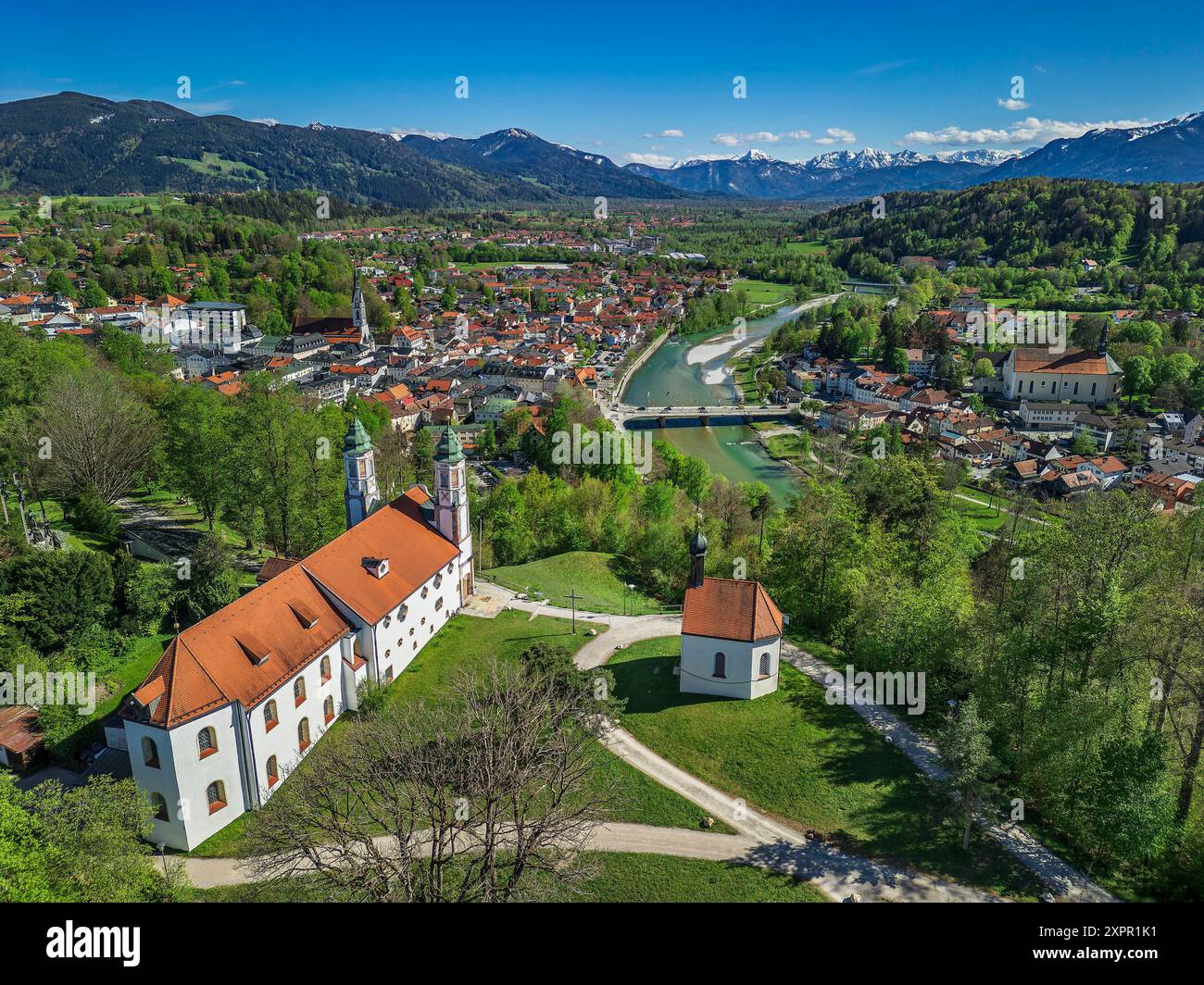 Vista della Kreuzkirche su Kalvarienberg, Bad Tölz e Isar Valley, pista ciclabile del lago di Costanza-Königssee, Bad Tölz, alta Baviera, Baviera, Germania Foto Stock