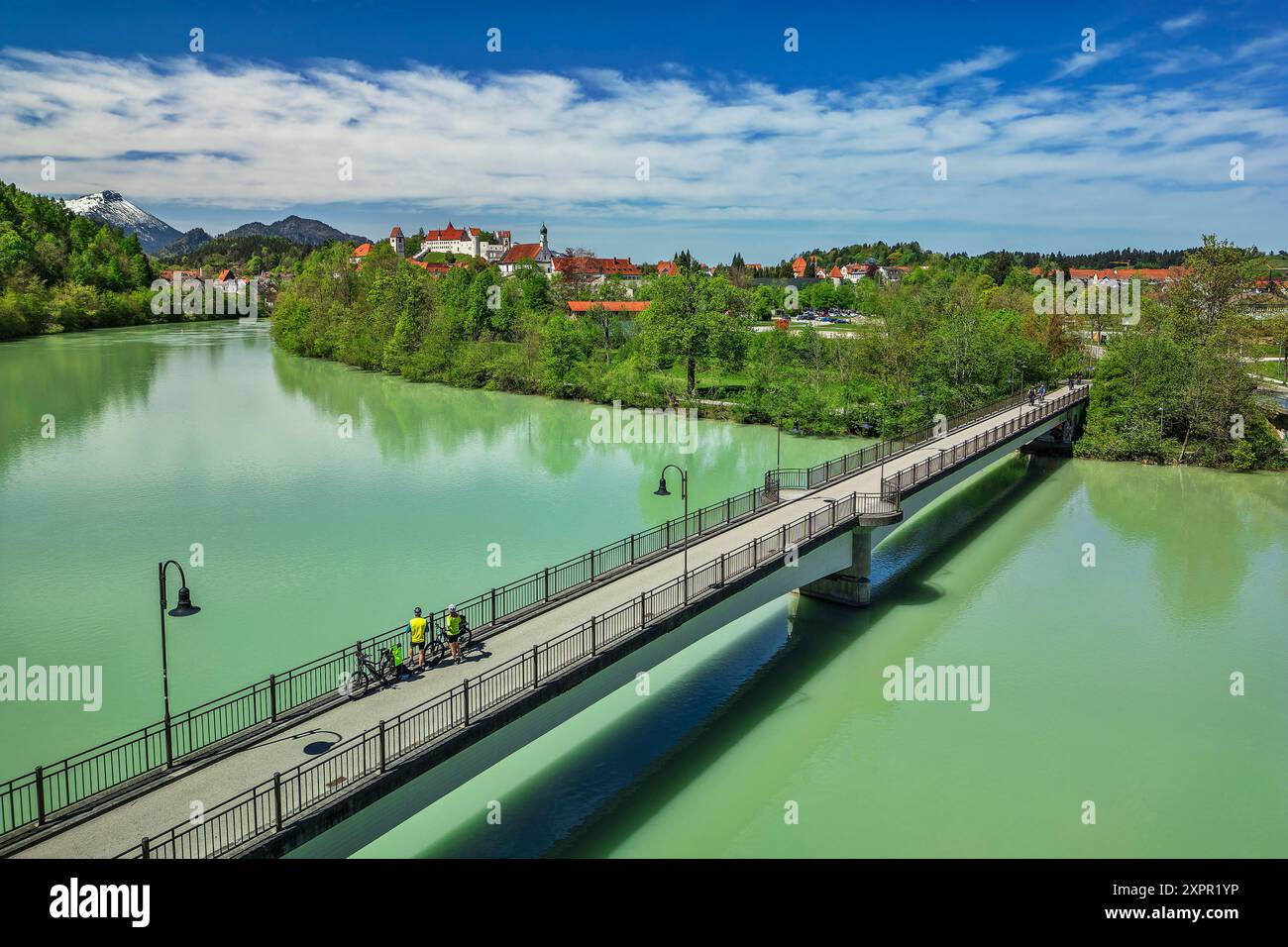 Uomo e donna che pedalano sulla pista ciclabile del lago di Costanza-Königssee sul ponte Lech fino a Füssen, Füssen, Allgäu, Svevia, Baviera, Germania Foto Stock