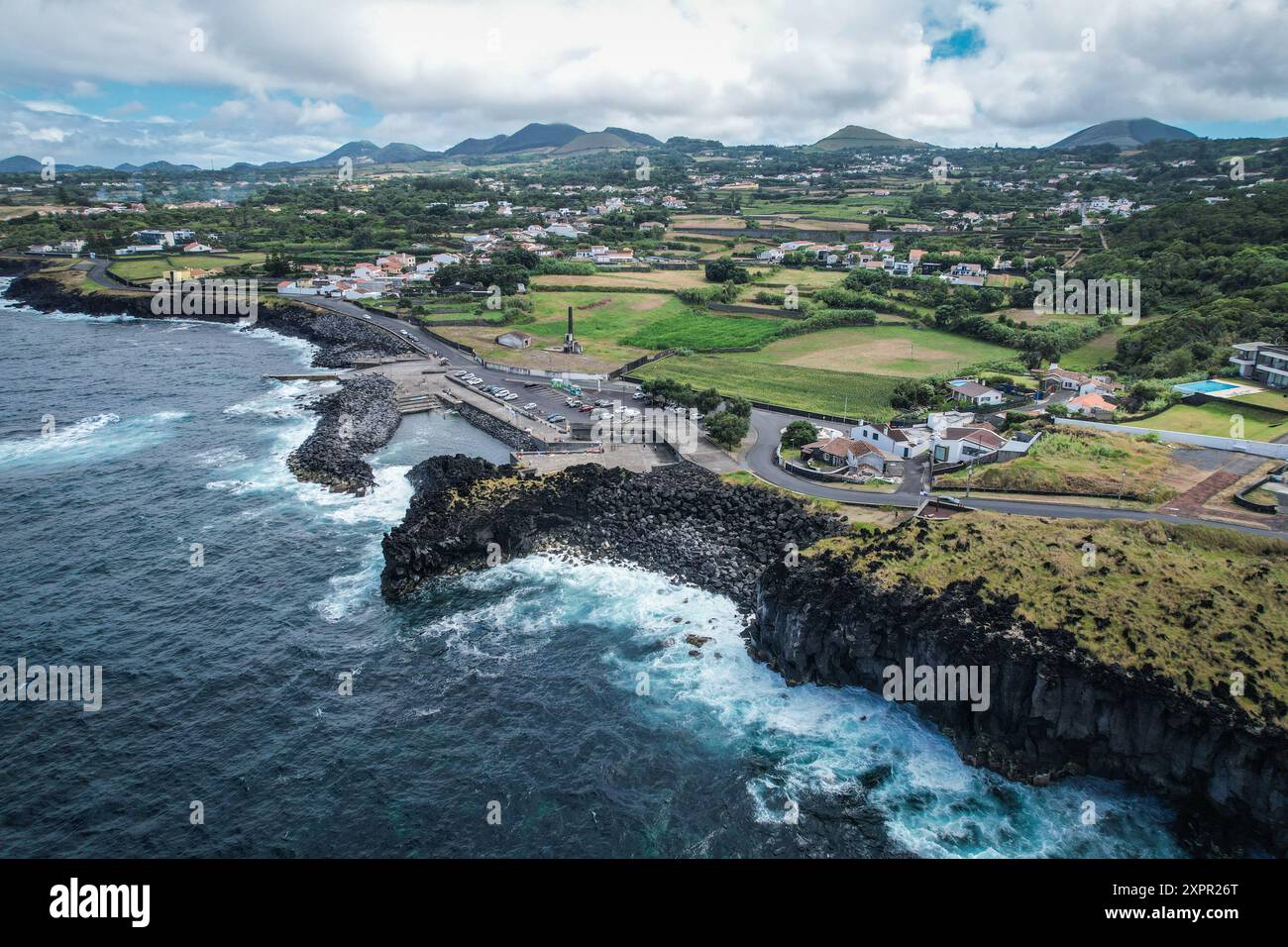 Vista aerea delle piscine geotermali vulcaniche di Pocos de Sao Vicente de Ferreira, Sao Miguel, Azzorre, Portogallo Foto Stock