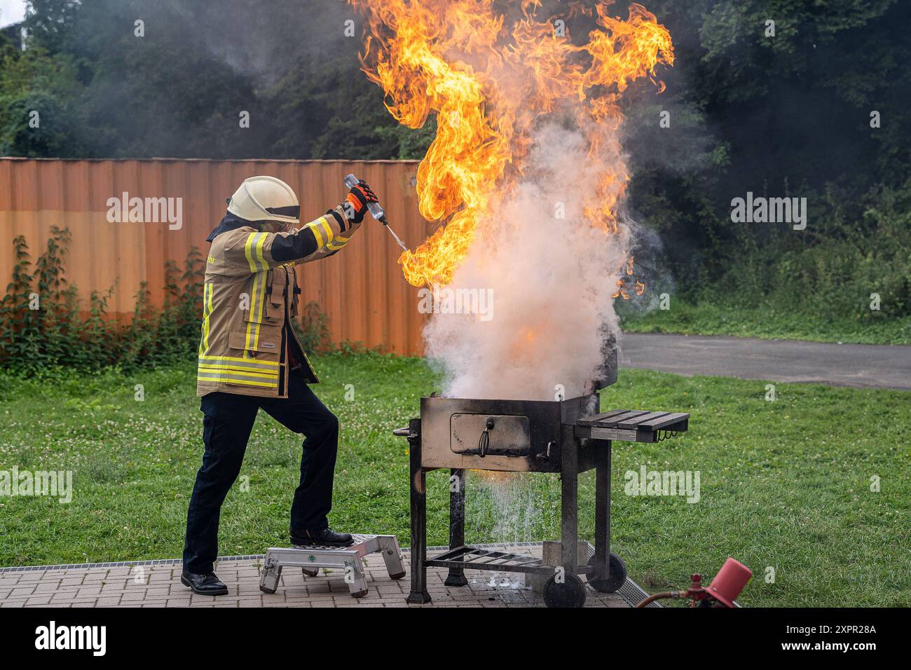 Pressetermin der Koelner Berufsfeuerwehr ueber die Gefahren beim Grillen 07.08.24 07.08.2024, Freizeit, Ungluecke: Pressetermin der Koelner Berufsfeuerwehr, Demonstration der Gefahren beim Grillen im Fuehrungs- und Schulungszentrum a Koeln. Versuch das Feuer einer Fettverbrennung mit Wasser zu loeschen. Foto: Kirchner-Media/TH *** Rassegna stampa dei vigili del fuoco professionali di Colonia sui pericoli di barbecue 07 08 24 07 08 2024, tempo libero, incidenti Rassegna stampa dei vigili del fuoco professionali di Colonia, dimostrazione dei pericoli di barbecue presso il centro di comando e formazione in Foto Stock