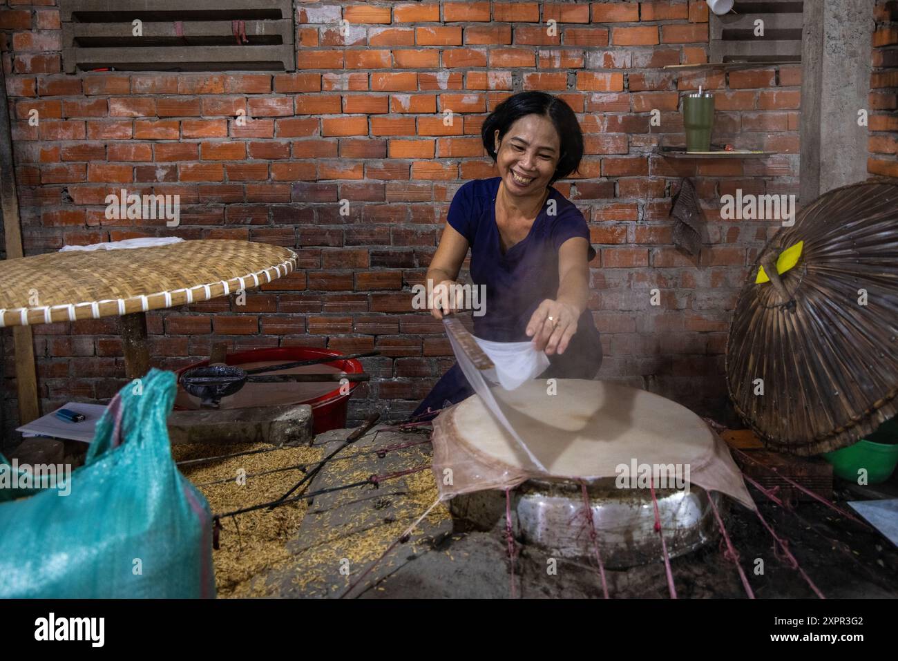Dimostrazione della produzione di carta di riso, Cai Be (Cái Bè), Tien Giang (Tiền Giang), Vietnam, Asia Foto Stock