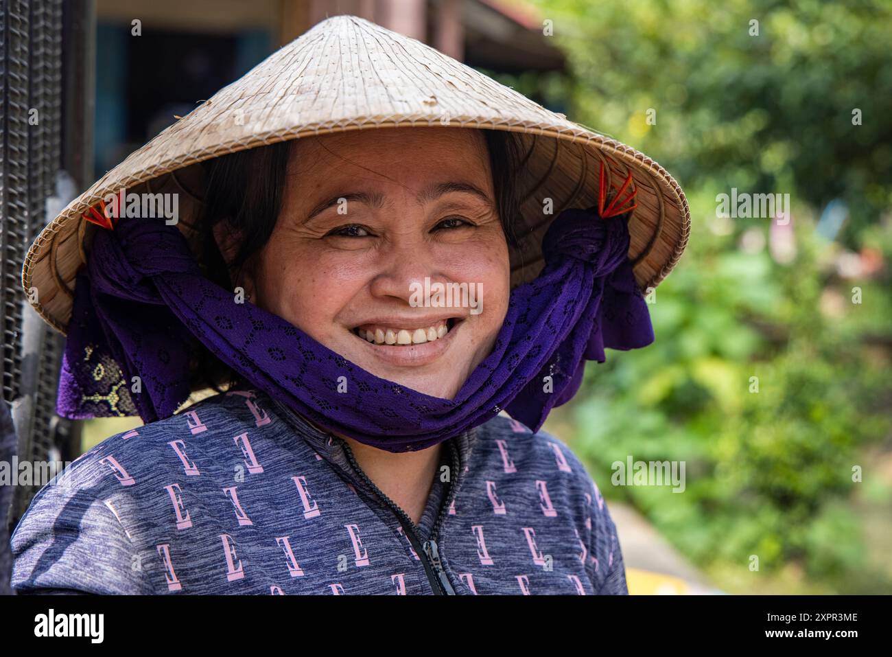 Amichevole donna vietnamita con cappello conico, Cai Lay (Cái Lậy), Tien Giang (Tiền Giang), Vietnam, Asia Foto Stock