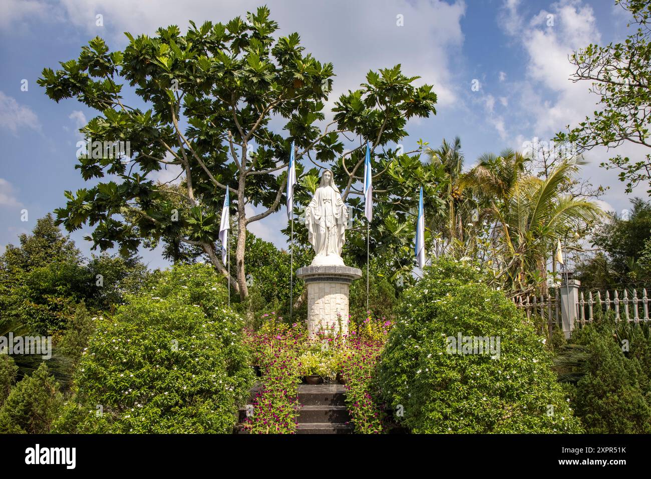 Statua religiosa nel giardino di fronte alla Chiesa cattolica Cay Lay, Cai Lay (Cái Lậy), Tien Giang (Tiền Giang), Vietnam, Asia Foto Stock