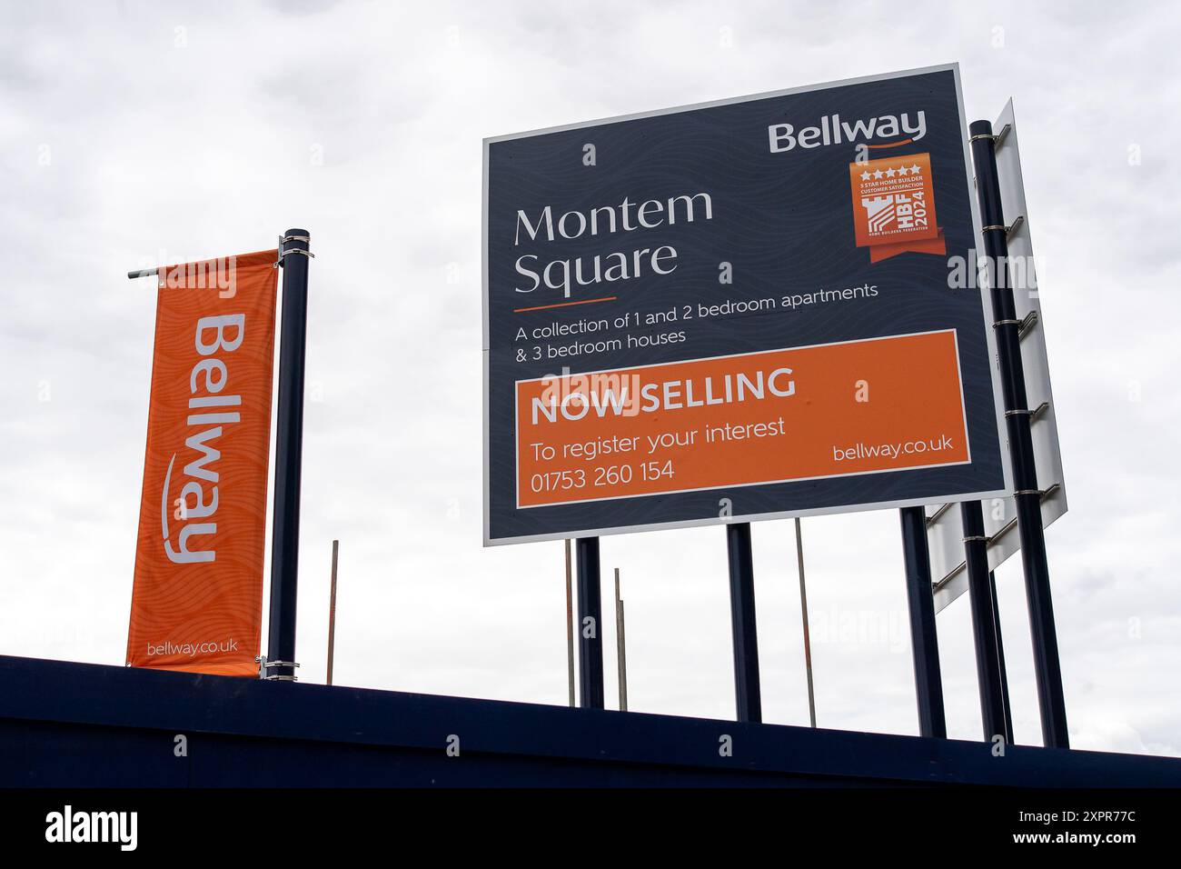 Slough, Regno Unito. 7 agosto 2024. Bellway Homes ha iniziato la costruzione di un nuovo sviluppo di appartamenti e case a 3 camere da letto sul sito dell'ex Montem Lesiure Centre a Slough, Berkshire. Il sito è stato utilizzato come enorme centro di test per Covid-19 durante la pandemia di Covid-19. L'ora chiamata Piazza Montem, si affaccia sul famoso Monte Montem, che è un monumento antico programmato. La Cancelliera del lavoro, Rachel Reeves, ha confermato il piano laburista per costruire 1,5 milioni di case in Inghilterra nel corso di questo parlamento, ma ha affermato che non è stato un "via libera” per qualsiasi tipo di sviluppo abitativo. Foto Stock