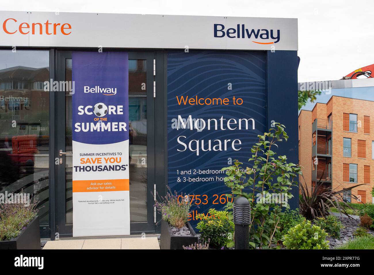 Slough, Regno Unito. 7 agosto 2024. Bellway Homes ha iniziato la costruzione di un nuovo sviluppo di appartamenti e case a 3 camere da letto sul sito dell'ex Montem Lesiure Centre a Slough, Berkshire. Il sito è stato utilizzato come enorme centro di test per Covid-19 durante la pandemia di Covid-19. L'ora chiamata Piazza Montem, si affaccia sul famoso Monte Montem, che è un monumento antico programmato. La Cancelliera del lavoro, Rachel Reeves, ha confermato il piano laburista per costruire 1,5 milioni di case in Inghilterra nel corso di questo parlamento, ma ha affermato che non è stato un "via libera” per qualsiasi tipo di sviluppo abitativo. Foto Stock